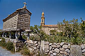 Rias della Galizia, Spagna - Il villaggio di Carnota con la chiesa di Santa Columba e un horreo in primo piano.